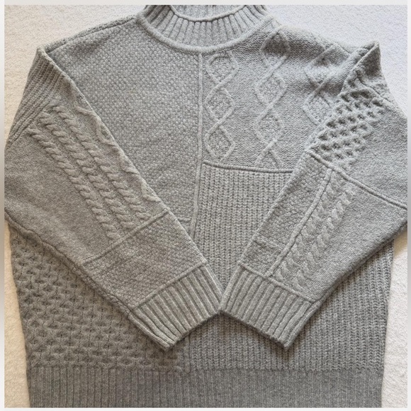 American Eagle Outfitters Sweaters - VTG American Eagle Outfitters Light Gray Patterned Oversized Mockneck Sweater